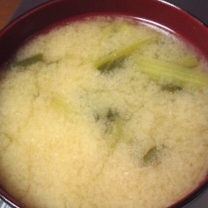 具が見えなくてすみません(ﾉω｀；) 小松菜を初めてお味噌汁に入れました♪ 美味しかったのでこれからは小松菜を買ったときお味噌汁に入れたいと思います★
